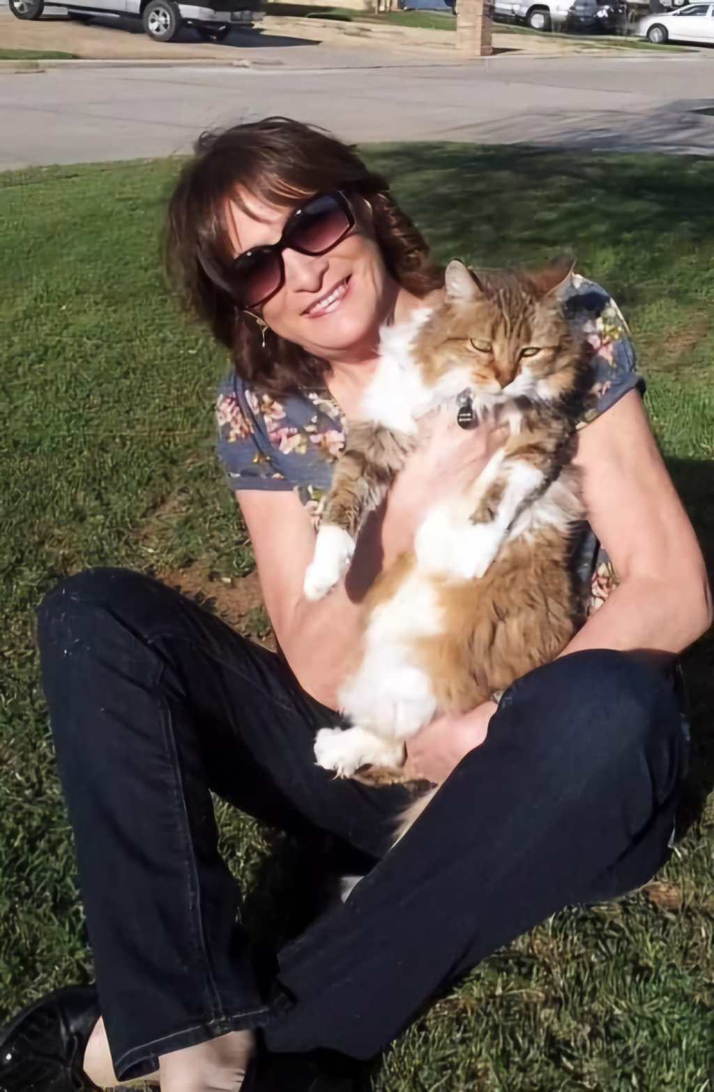 Elena M. Ovalle y su gatita (Samantha)&nbsp;Tita