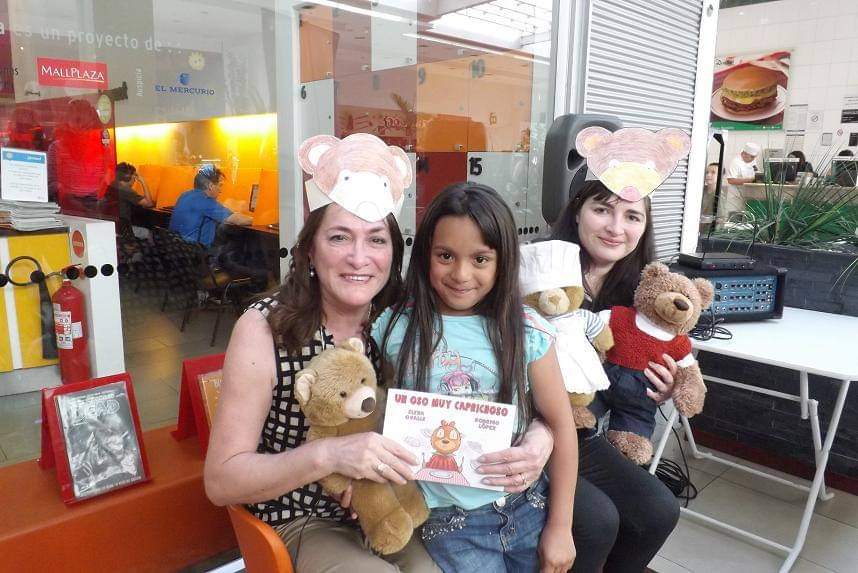 La afortunada ganadora de un libro y un oso de peluche. Biblioteca Viva Alameda,&nbsp;2014.