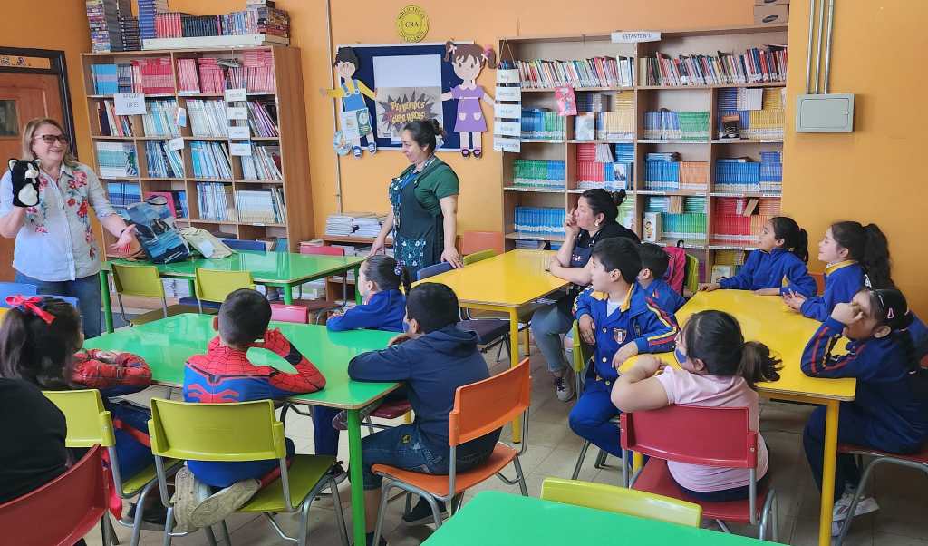 Visita a Escuela Héroes de Chile de Yumbel, Chile. Cada niño recibió un ejemplar de Tina y&nbsp;Tita.