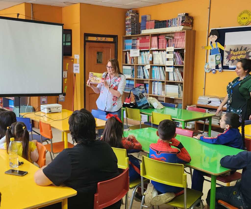 Visita a Escuela Héroes de Chile de Yumbel, Chile.  Cada niño recibió un ejemplar de Tina y&nbsp;Tita.