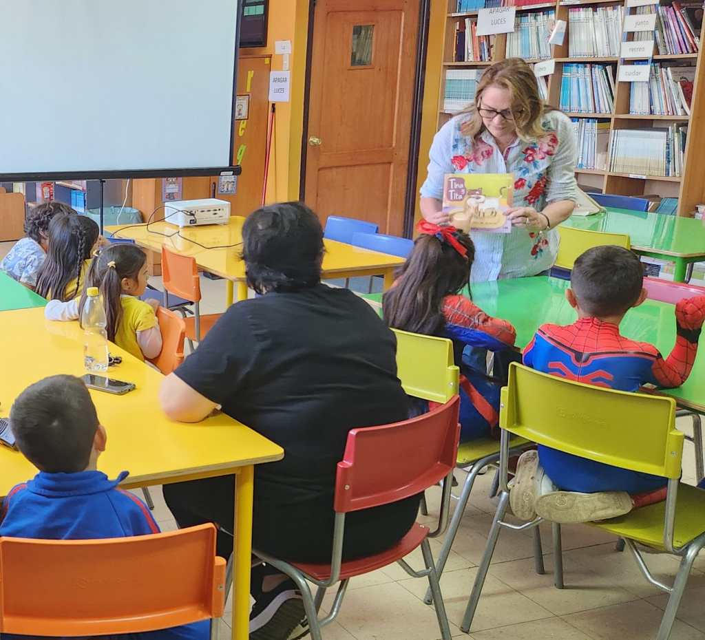 Visita a Escuela Héroes de Chile de Yumbel, Chile. Cada niño recibió un ejemplar de Tina y&nbsp;Tita.