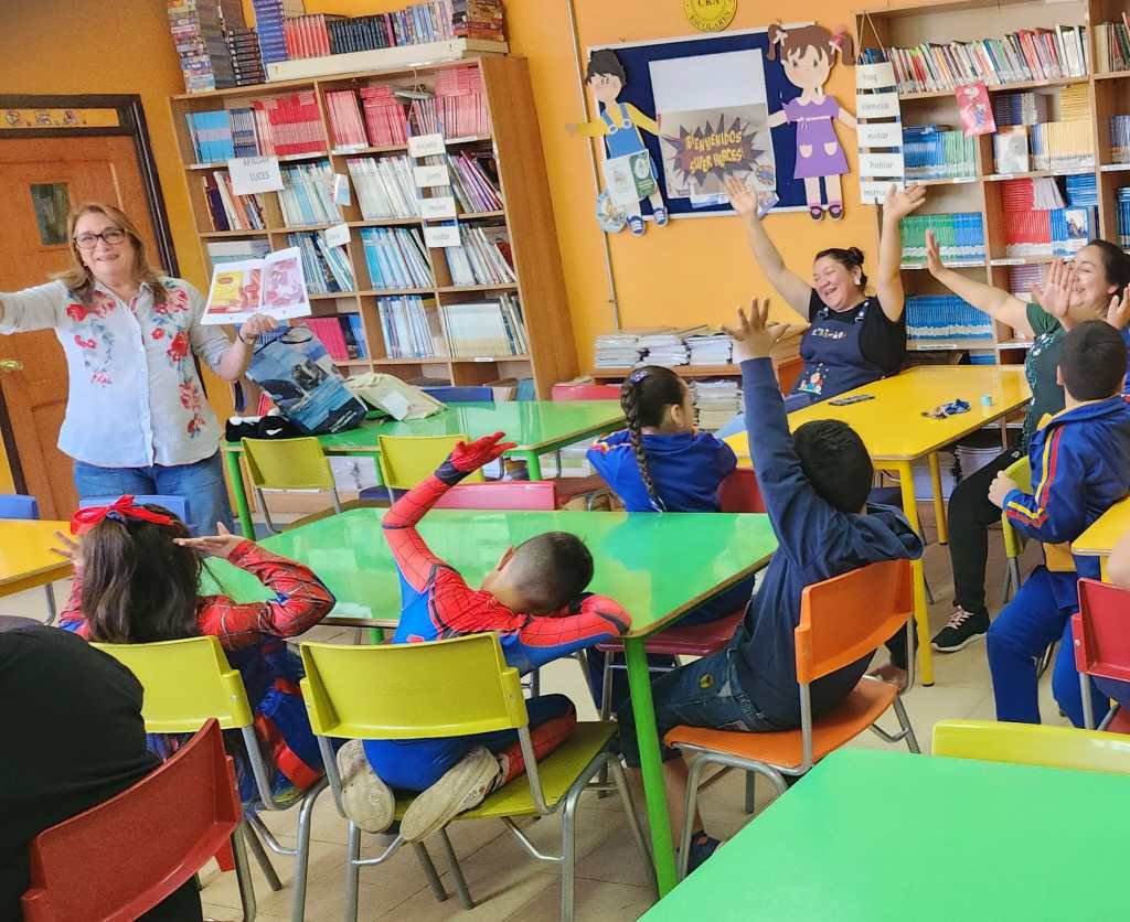 Visita a Escuela Héroes de Chile de Yumbel, Chile. Cada niño recibió un ejemplar de Tina y&nbsp;Tita.
