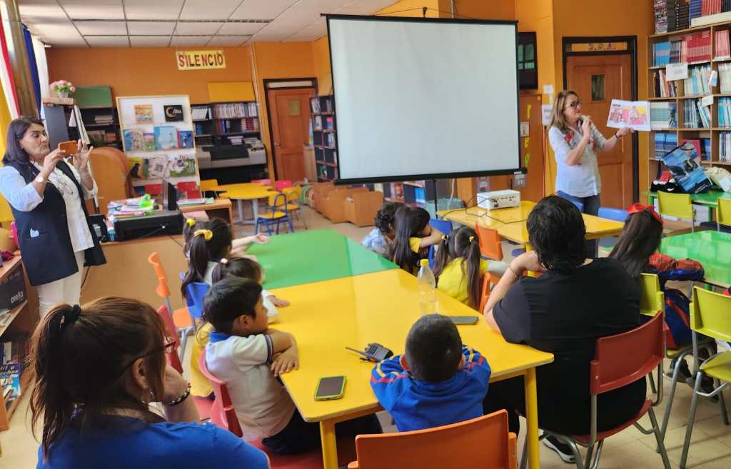 Visita a Escuela Héroes de Chile de Yumbel, Chile. Cada niño recibió un ejemplar de Tina y&nbsp;Tita.